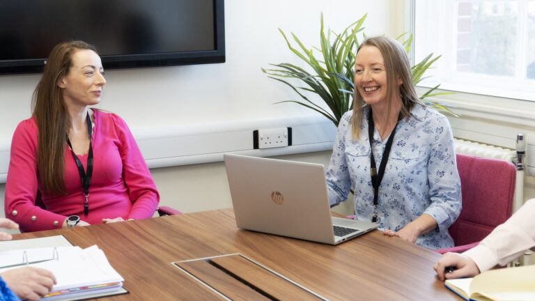 2 women using a laptop